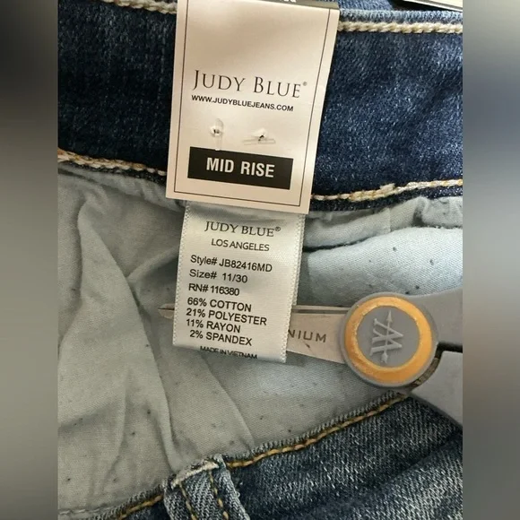 NWT Judy BlueMedium Wash Mid Rise Cropped Boot Jeans Size 11/30
